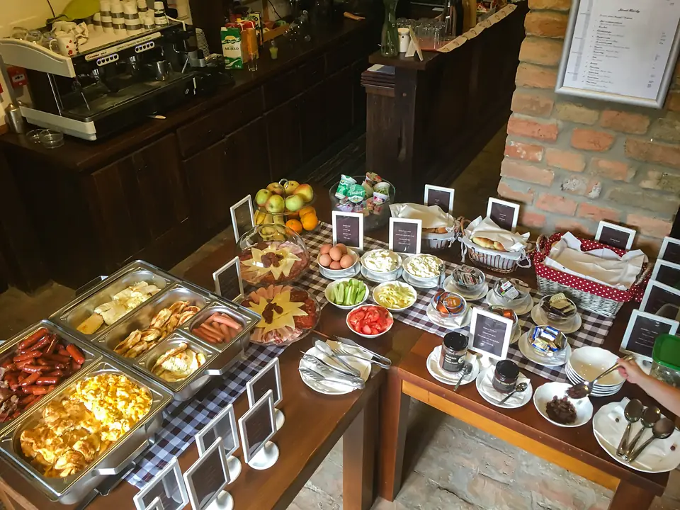 Doručak na švedskom stolu