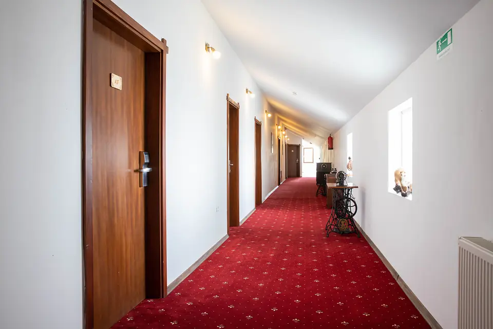 Hodnik na katu s crvenim tepihom