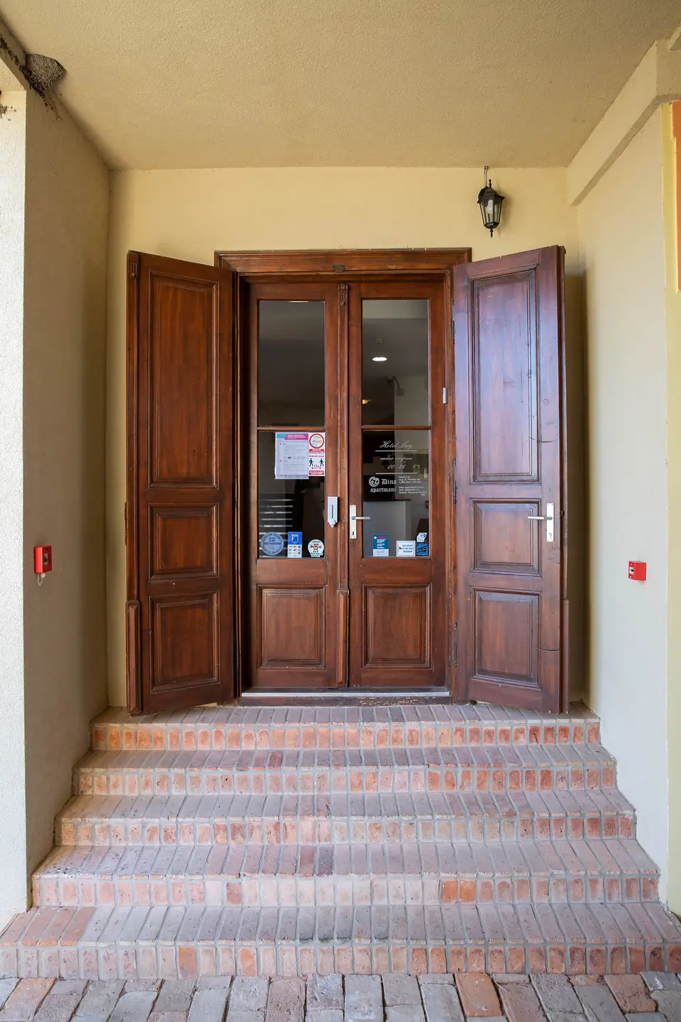 Hotel · 4