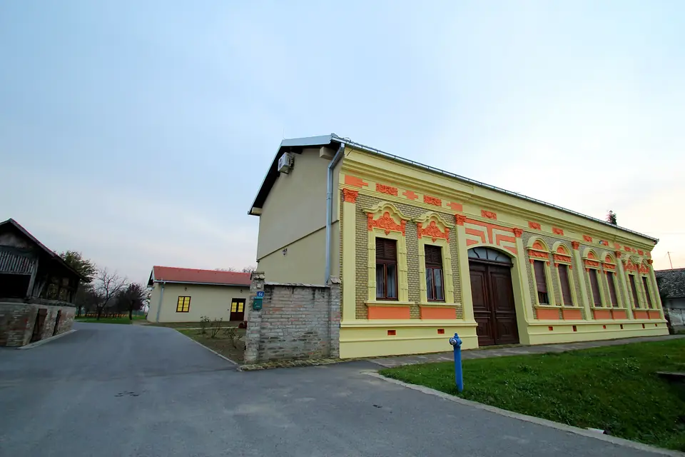 Pročelje Hotela Lug, stare baranjske kuće