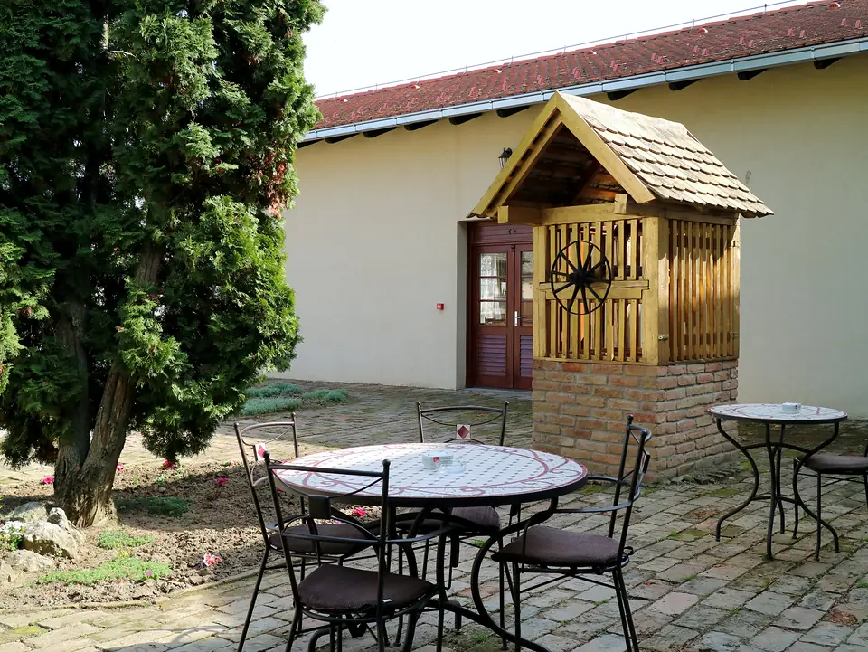 Dvorište · 6