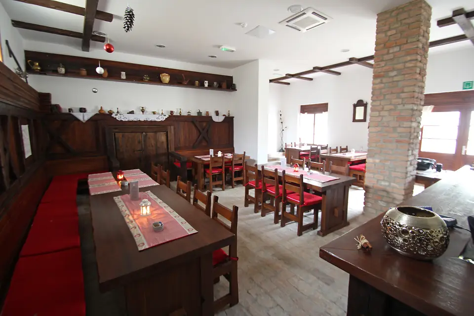 Restoran Laskó: drvene klupe, crveni jastuci i grede