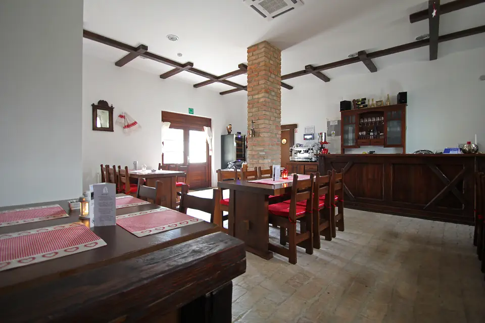 Restoran Laskó: drvene klupe, crveni jastuci i grede