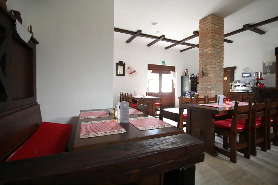 Restoran Laskó: drvene klupe, crveni jastuci i grede