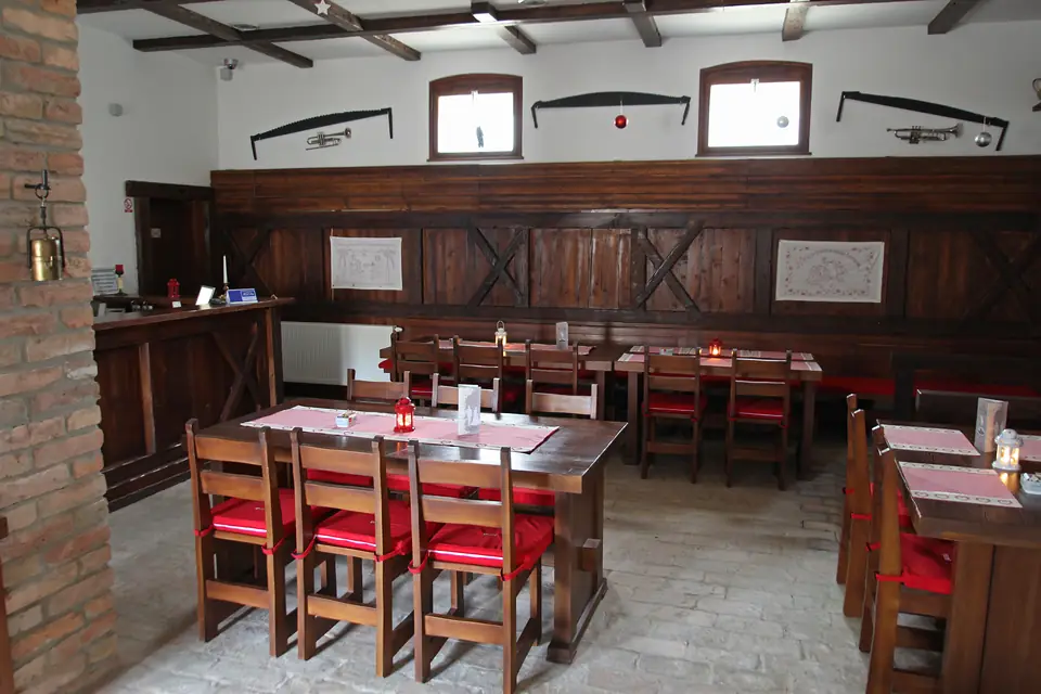 Restoran Laskó: drvene klupe, crveni jastuci i grede