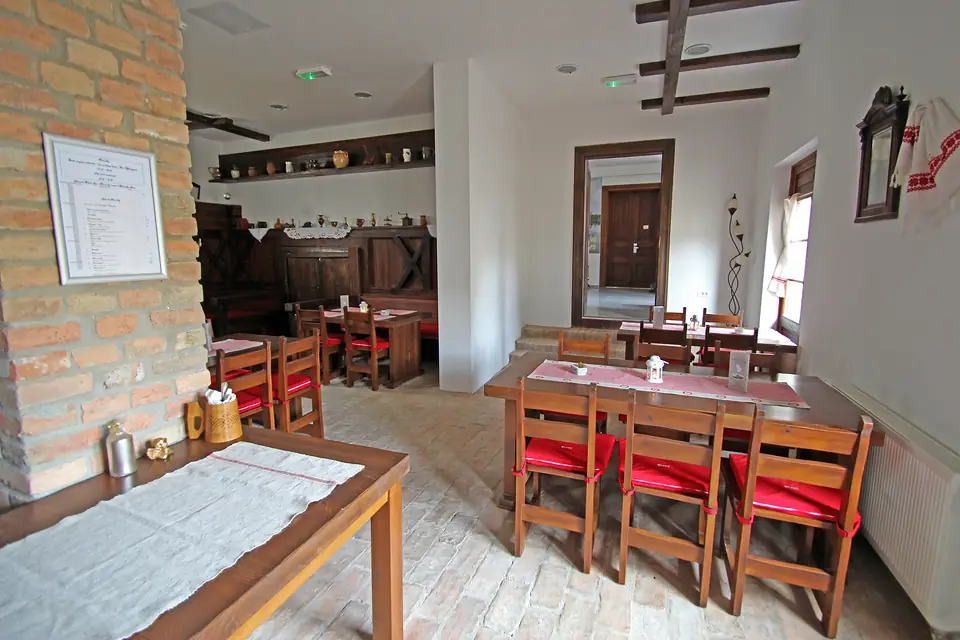 Restoran Laskó: drvene klupe, crveni jastuci i grede