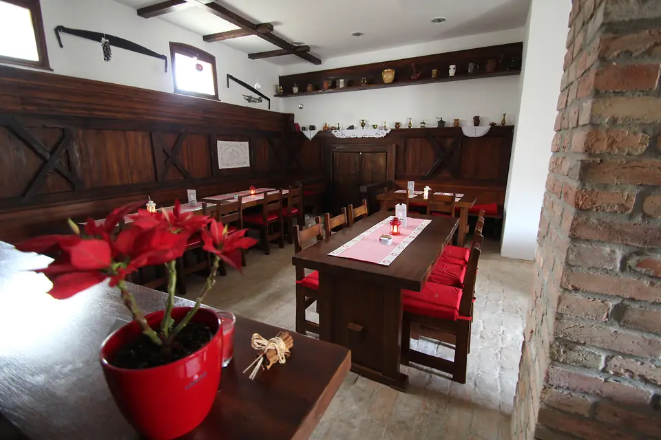 Restoran Laskó: drvene klupe, crveni jastuci i grede