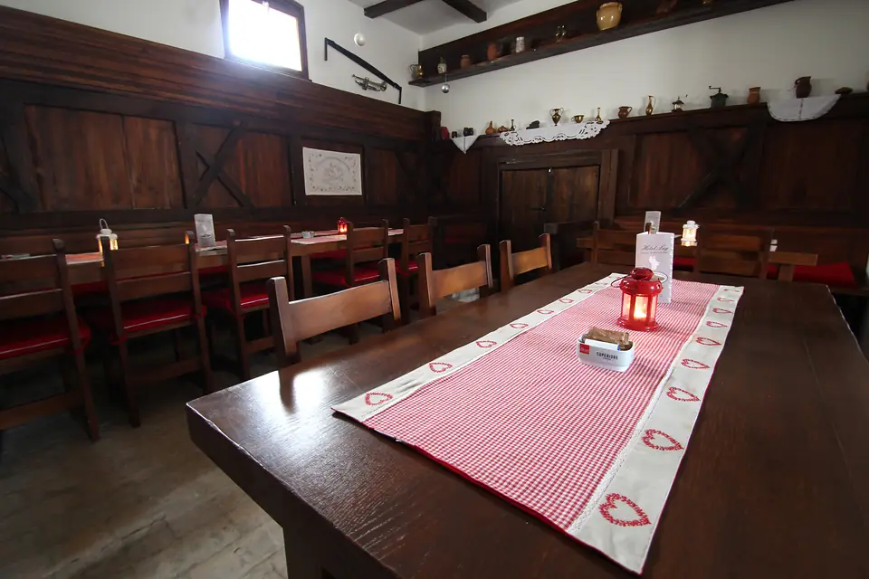 Restoran Laskó: drvene klupe, crveni jastuci i grede