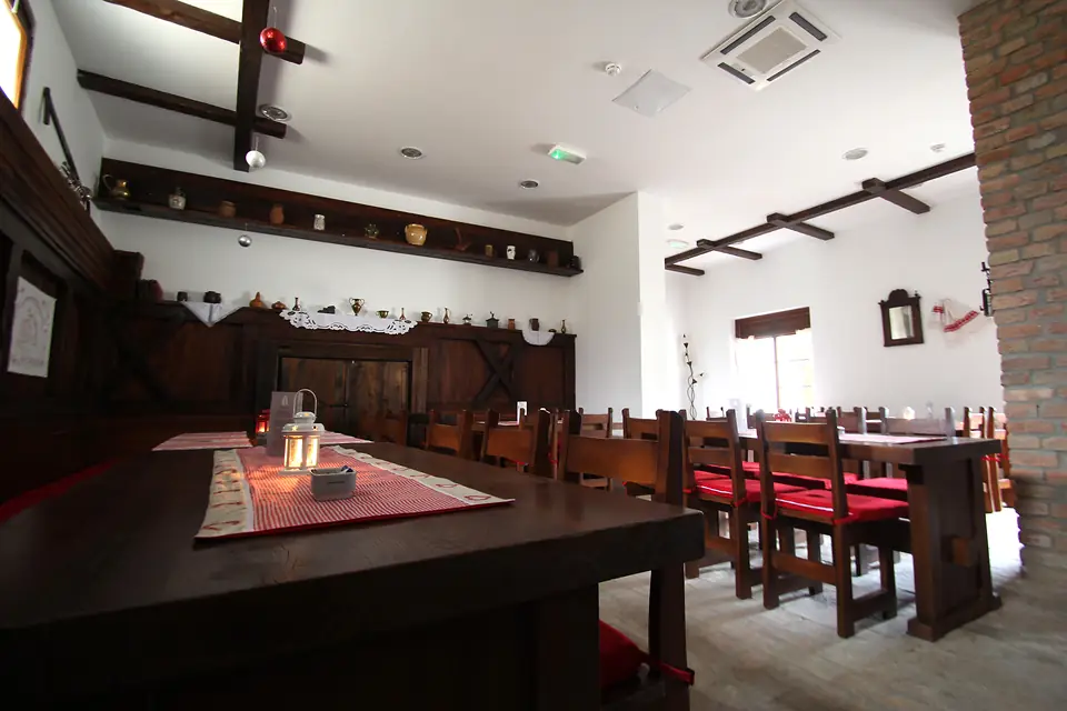 Restoran Laskó: drvene klupe, crveni jastuci i grede
