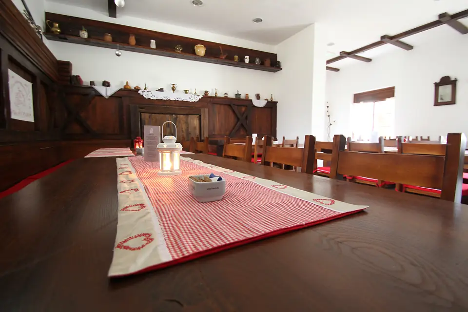 Restoran Laskó: drvene klupe, crveni jastuci i grede