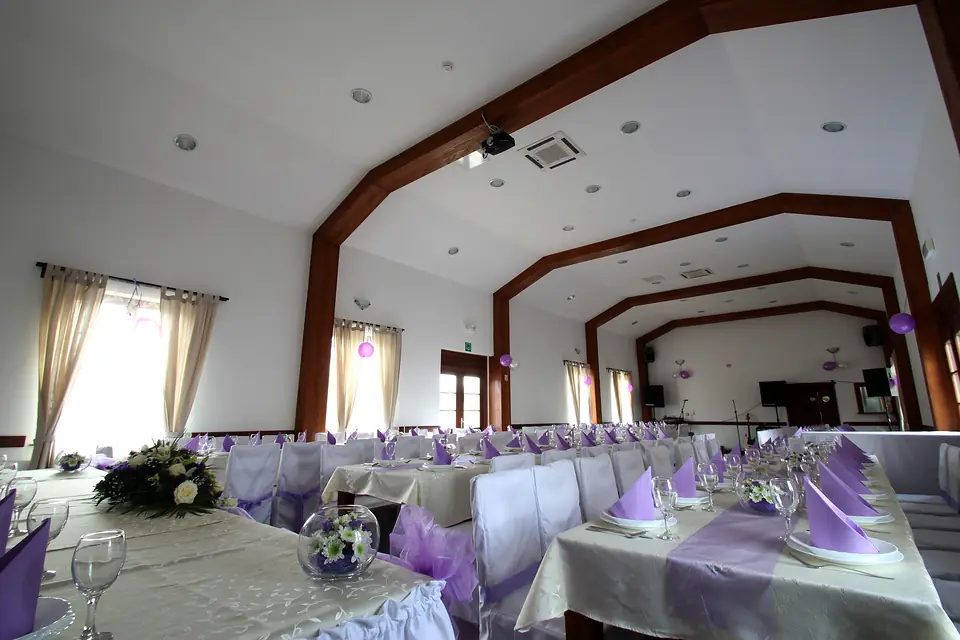 Sala Paprika u svadbenom postavu, stolice u bijelim navlakama